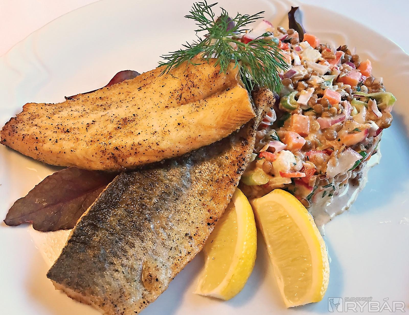 RECEPT: Grilovaný filet zo pstruha v bylinkovej múke na šošovicovom šaláte 1